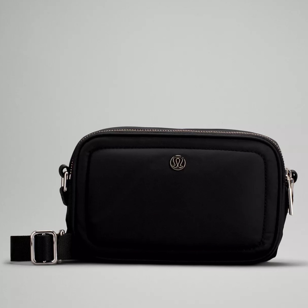NEVER used brand NEW ** Lululemon Crossbody Camera Bag 2L
